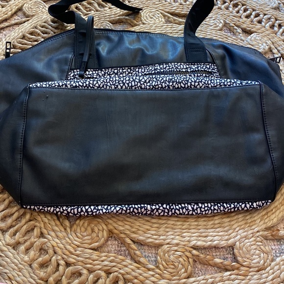RARE HTF Pristine Lululemon Free To Be Bag in Miss Mosaic - Picture 14 of 15